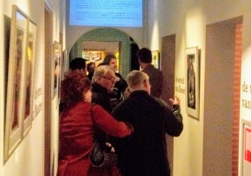 Bezoekers bekijken met veel belangstelling de expositie